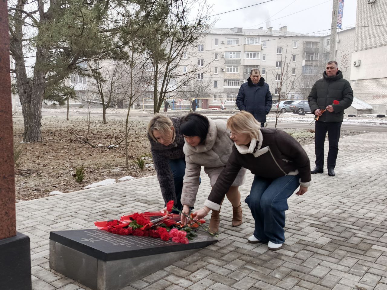 «Мы чтим СВОих Героев». Врип главы администрации Волновахского МО Иван Борзых, председатель Волновахского муниципального совета Таймураз Арсоев, заместитель главы администрации Волновахского МО, координатор Женского движения... «Мы чтим СВОих Героев». Врип главы администрации Волновахского МО Иван Борзых, председатель Волновахского муниципального совета Таймураз Арсоев, заместитель главы администрации Волновахского МО, координатор Женского движения...