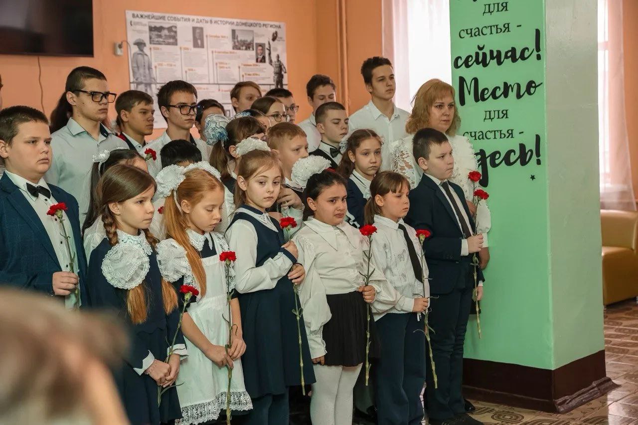 20 февраля, в Государственном бюджетном общеобразовательном учреждении «Основная школа № 90 городского округа Макеевка» Донецкой Народной Республики, была торжественно открыта «Парта Героя» Богдана Решетнева 20 февраля, в Государственном бюджетном общеобразовательном учреждении «Основная школа № 90 городского округа Макеевка» Донецкой Народной Республики, была торжественно открыта «Парта Героя» Богдана Решетнева