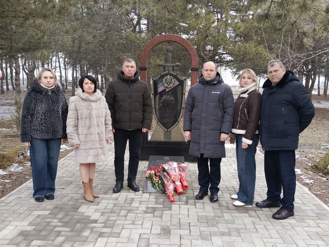 «Мы чтим СВОих Героев». Врип главы администрации Волновахского МО Иван Борзых, председатель Волновахского муниципального совета Таймураз Арсоев, заместитель главы администрации Волновахского МО, координатор Женского движения... «Мы чтим СВОих Героев». Врип главы администрации Волновахского МО Иван Борзых, председатель Волновахского муниципального совета Таймураз Арсоев, заместитель главы администрации Волновахского МО, координатор Женского движения...