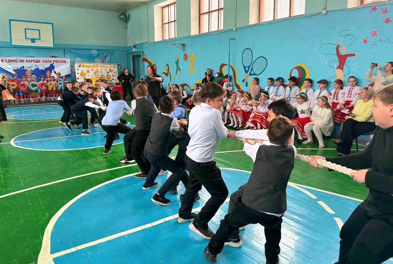 18 февраля, в рамках Года единства народов России ученики 4-Б класса под чутким руководством классного руководителя Ольги Прилипской подготовили для учащихся 4-х классов нашей школы весёлый и радостный праздник Масленицы 18 февраля, в рамках Года единства народов России ученики 4-Б класса под чутким руководством классного руководителя Ольги Прилипской подготовили для учащихся 4-х классов нашей школы весёлый и радостный праздник Масленицы