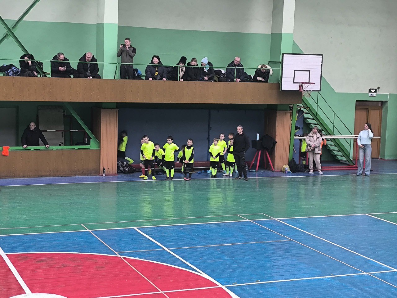 Команда футболистов нашей спортивной школы, совместно с футболистами спортивной школы № 5, против игроков других школ,провели товарищескую игру Команда футболистов нашей спортивной школы, совместно с футболистами спортивной школы № 5, против игроков других школ,провели товарищескую игру