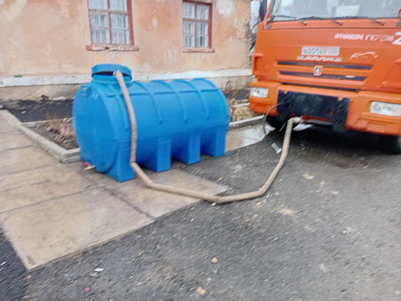 В Кировском внутригородском районе при поддержке региона-шефа Московская область продолжается подвоз воды для жителей домов, в которые в установленный графиком день не поступила вода В Кировском внутригородском районе при поддержке региона-шефа Московская область продолжается подвоз воды для жителей домов, в которые в установленный графиком день не поступила вода