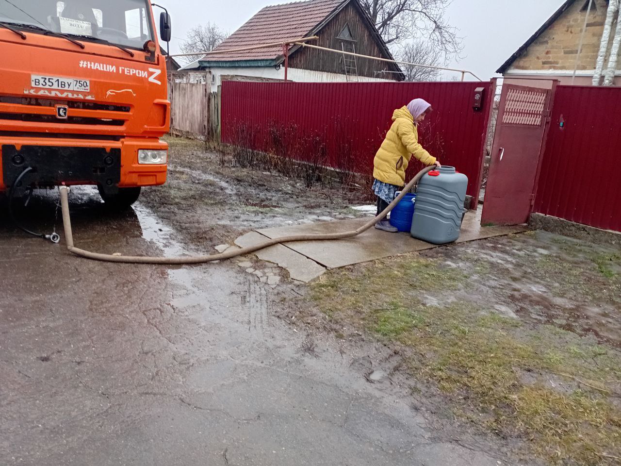 В Кировском внутригородском районе при поддержке региона-шефа Московская область продолжается подвоз воды для жителей домов, в которые в установленный графиком день не поступила вода В Кировском внутригородском районе при поддержке региона-шефа Московская область продолжается подвоз воды для жителей домов, в которые в установленный графиком день не поступила вода