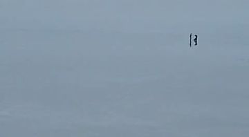 Экстремальные прогулки подростков по замёрзшему морю в Мариуполе