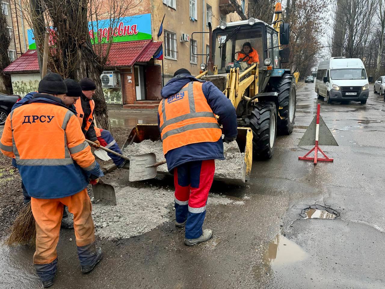 Михаил Меренков: Отсыпка ям шлаком для обеспечения проезжаемости автотранспорта по дороге улице Арктики в Буденновском районе