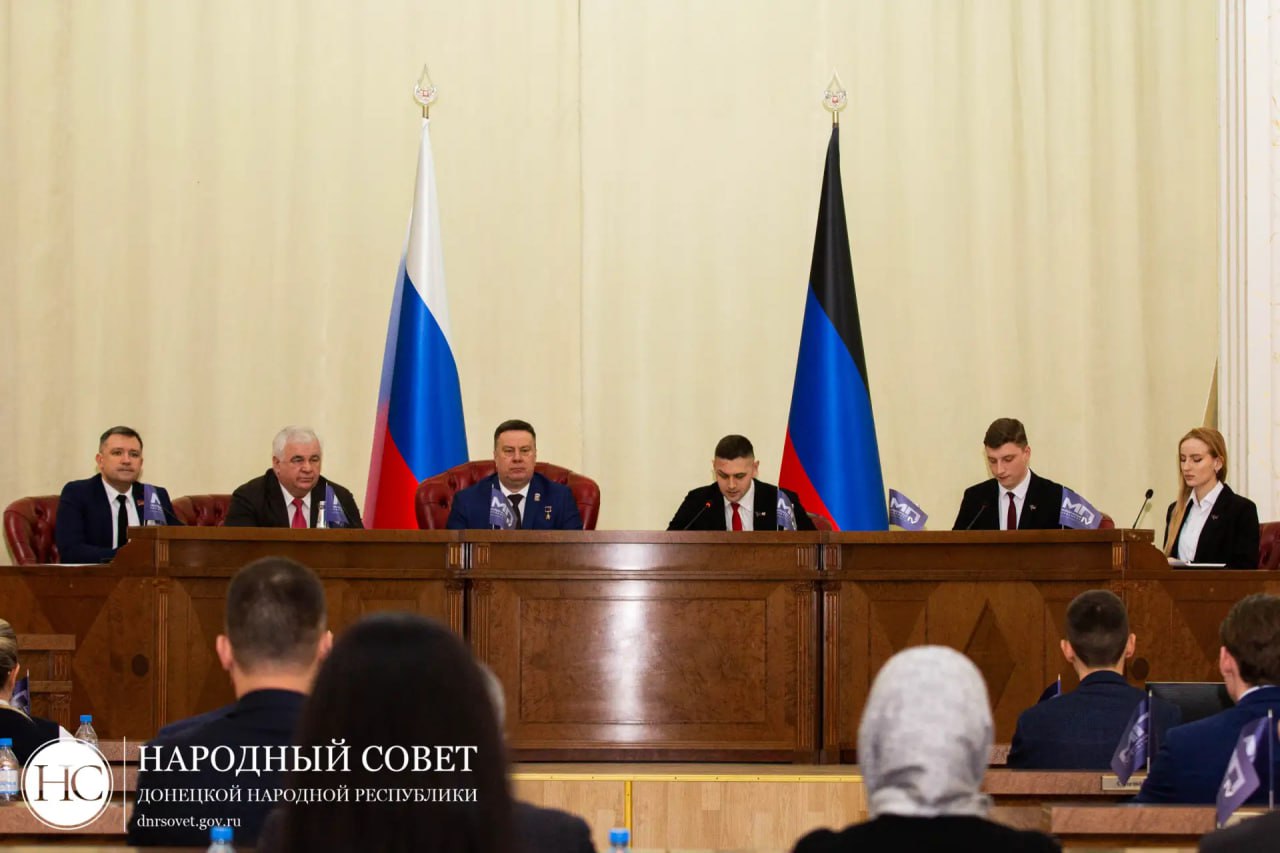 Владимир Кузьмин провел встречу с делегацией КПРФ во главе с Казбеком Тайсаевым, на которой обсудили поддержку, которую партия оказывает Донбассу с 2014 года Владимир Кузьмин провел встречу с делегацией КПРФ во главе с Казбеком Тайсаевым, на которой обсудили поддержку, которую партия оказывает Донбассу с 2014 года