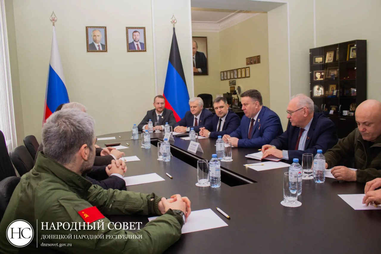 Владимир Кузьмин провел встречу с делегацией КПРФ во главе с Казбеком Тайсаевым, на которой обсудили поддержку, которую партия оказывает Донбассу с 2014 года