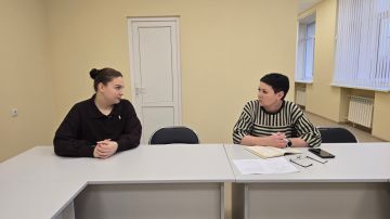 Управляющий делами Администрации Евгения Биатова провела встречу с трудовыми коллективами отдела молодежи, спорта и туризма и Старобешевской спортивной школы