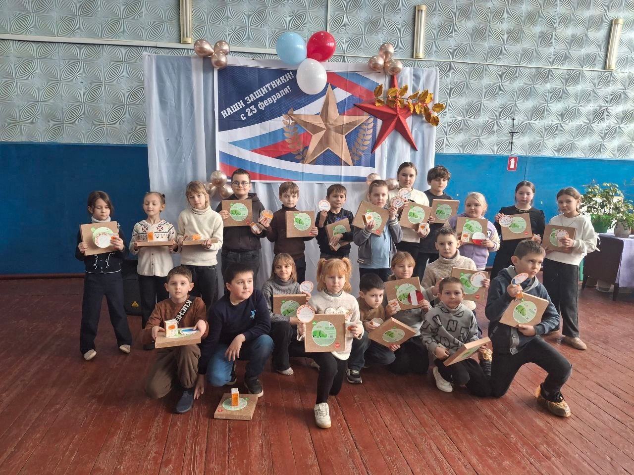 Сегодня в поселковом Центре культуры и досуга состоялась яркая игровая спортивная программа «Хотим защитниками быть!», посвящённая Дню защитника Отечества Сегодня в поселковом Центре культуры и досуга состоялась яркая игровая спортивная программа «Хотим защитниками быть!», посвящённая Дню защитника Отечества