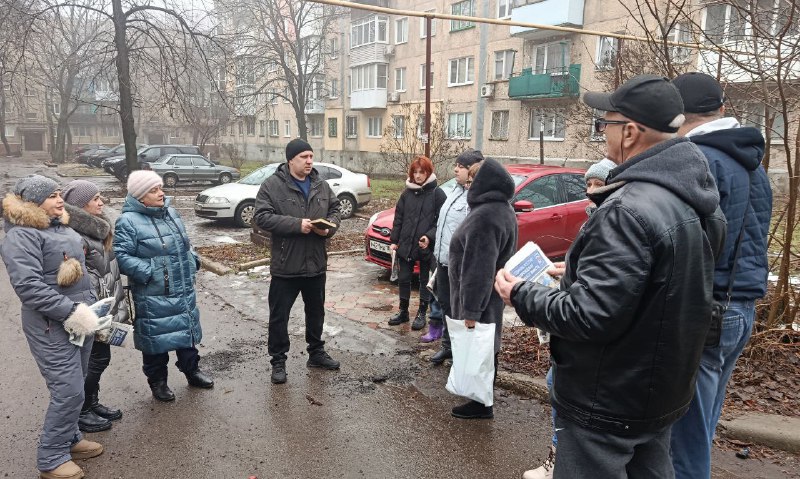 25 февраля руководитель Управы Советского внутригородского района Сергей Савельев провел встречу с жителями во дворе дома 11 Второго микрорайона 25 февраля руководитель Управы Советского внутригородского района Сергей Савельев провел встречу с жителями во дворе дома 11 Второго микрорайона