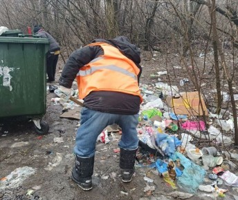 25 февраля, с целью приведения территории в надлежащее санитарное состояние по улицам Трамвайная и Шопена проведены работы по уборке контейнерных площадок