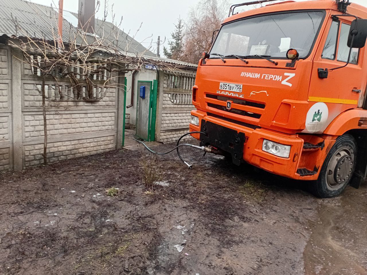 В Кировском внутригородском районе при поддержке региона-шефа Московская область продолжается подвоз воды для жителей домов, в которые в установленный графиком день не поступила вода В Кировском внутригородском районе при поддержке региона-шефа Московская область продолжается подвоз воды для жителей домов, в которые в установленный графиком день не поступила вода