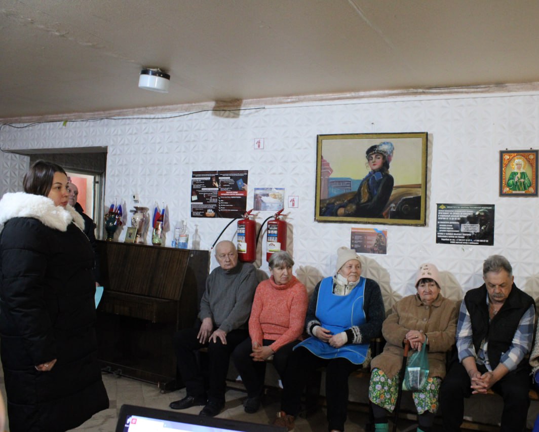 Сегодня в ПВР г. Енакиево управляющий делами администрации округа Ольга Гутник провела встречу с эвакуированными гражданами Краснолиманщины