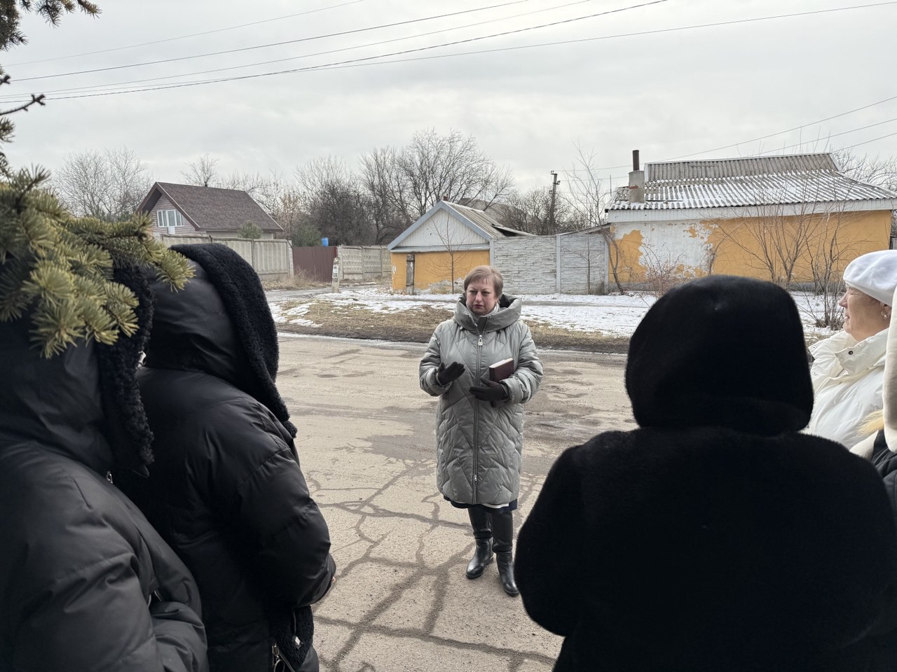 24 февраля заместитель руководителя Управы Советского внутригородского района Администрации городского округа Макеевка Надежда Прокапович провела встречу с населением возле дома № 31 по улице Скнарева 24 февраля заместитель руководителя Управы Советского внутригородского района Администрации городского округа Макеевка Надежда Прокапович провела встречу с населением возле дома № 31 по улице Скнарева