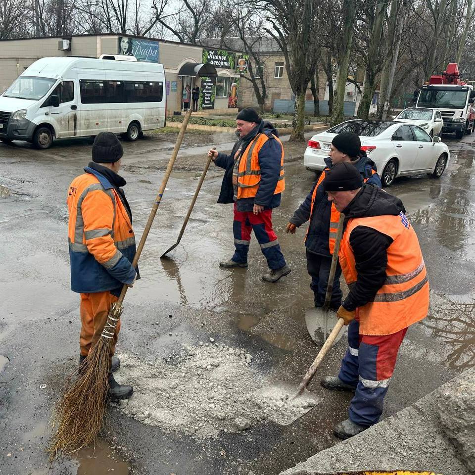Михаил Меренков: Отсыпка ям шлаком для обеспечения проезжаемости автотранспорта по дороге улице Арктики в Буденновском районе Михаил Меренков: Отсыпка ям шлаком для обеспечения проезжаемости автотранспорта по дороге улице Арктики в Буденновском районе