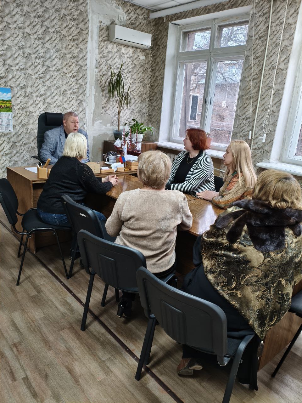 Депутат Дебальцевского городского совета от партии «Единая Россия» Дмитрий Каральник провел рабочую встречу с трудовым коллективом филиала Федерального государственного бюджетного учреждения «Центр гигиены и эпидемиологии в...