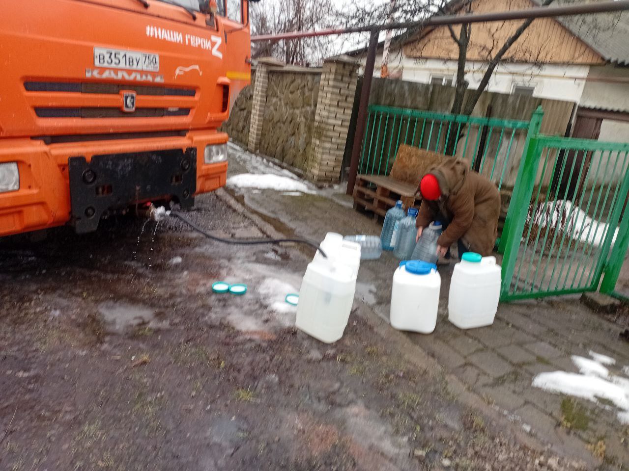 В Кировском внутригородском районе при поддержке региона-шефа Московская область продолжается подвоз воды для жителей домов, в которые в установленный графиком день не поступила вода В Кировском внутригородском районе при поддержке региона-шефа Московская область продолжается подвоз воды для жителей домов, в которые в установленный графиком день не поступила вода