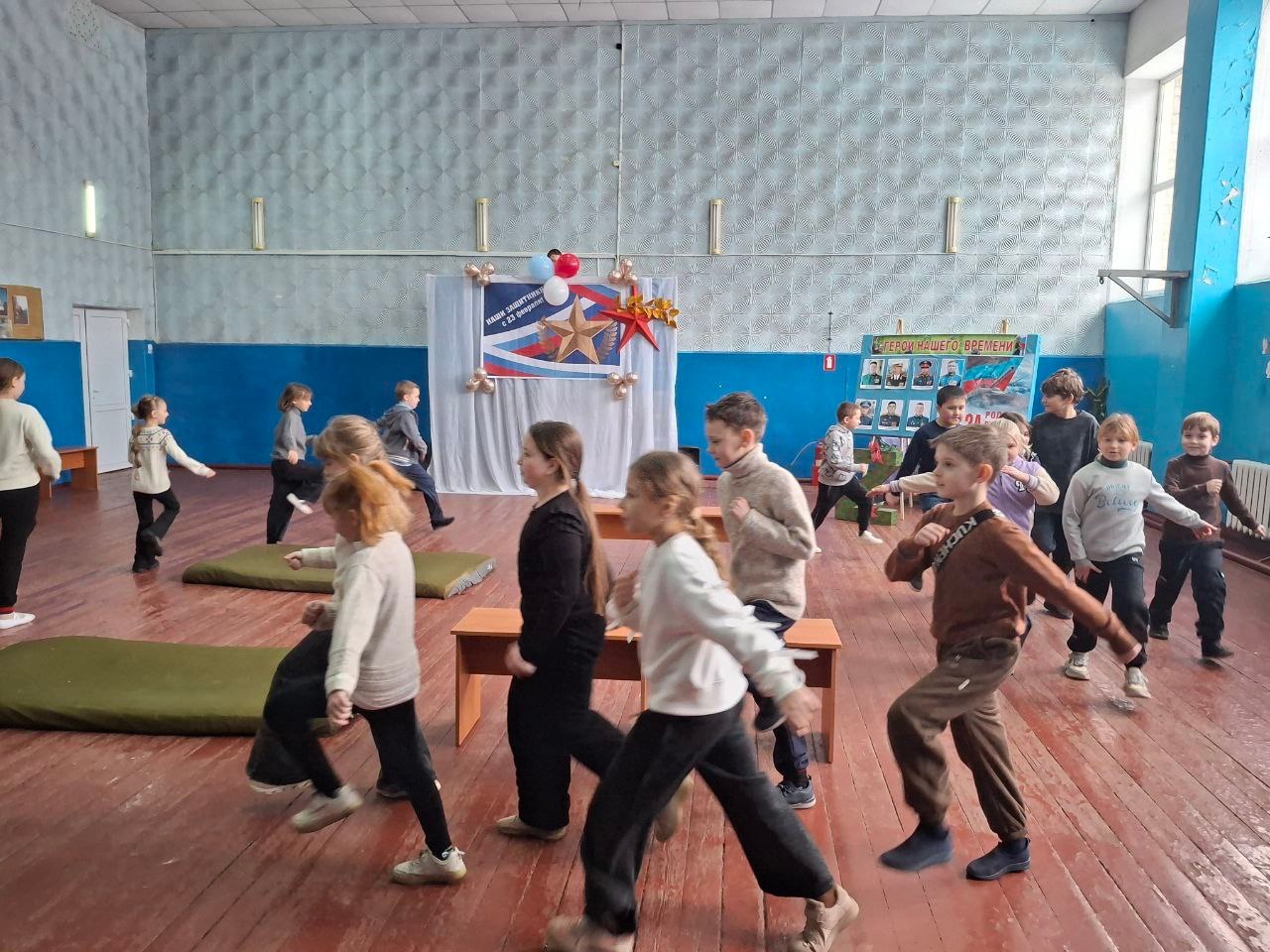 Сегодня в поселковом Центре культуры и досуга состоялась яркая игровая спортивная программа «Хотим защитниками быть!», посвящённая Дню защитника Отечества Сегодня в поселковом Центре культуры и досуга состоялась яркая игровая спортивная программа «Хотим защитниками быть!», посвящённая Дню защитника Отечества