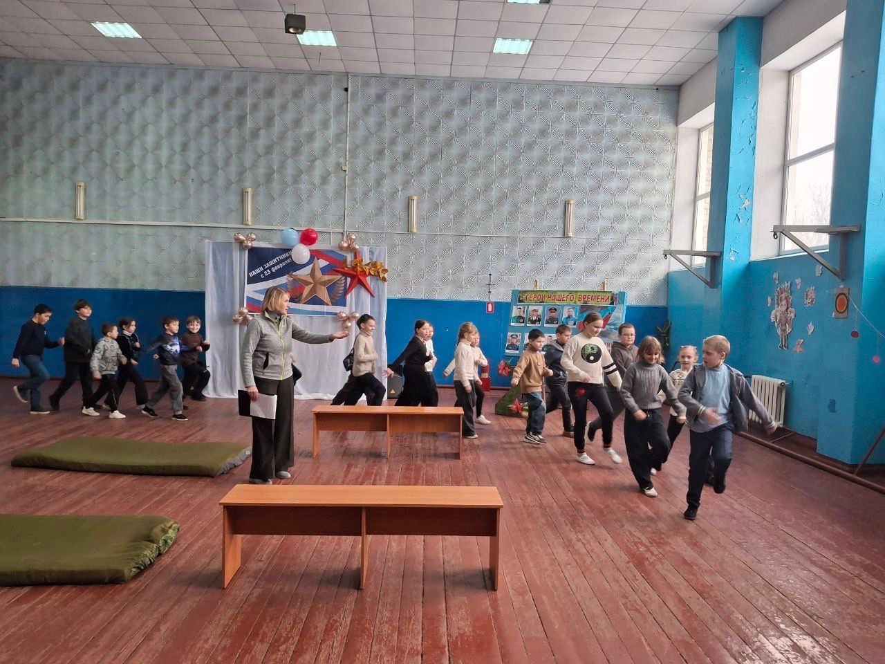 Сегодня в поселковом Центре культуры и досуга состоялась яркая игровая спортивная программа «Хотим защитниками быть!», посвящённая Дню защитника Отечества