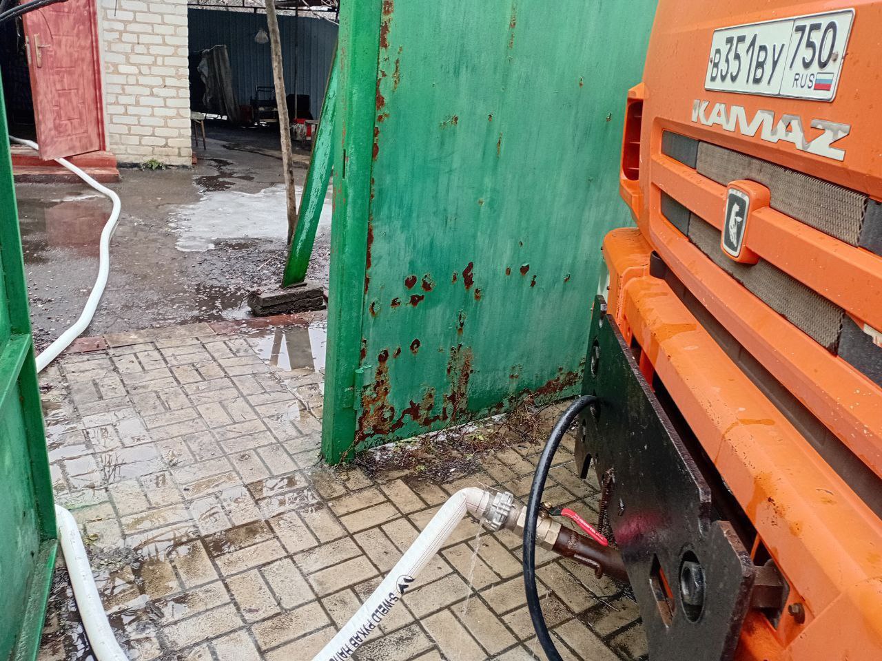 В Кировском внутригородском районе при поддержке региона-шефа Московская область продолжается подвоз воды для жителей домов, в которые в установленный графиком день не поступила вода В Кировском внутригородском районе при поддержке региона-шефа Московская область продолжается подвоз воды для жителей домов, в которые в установленный графиком день не поступила вода