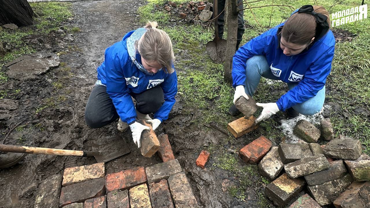 Активисты «Молодой Гвардии» совместно с «Волонтерской ротой» оказали помощь Шеремет Татьяне Васильевне Активисты «Молодой Гвардии» совместно с «Волонтерской ротой» оказали помощь Шеремет Татьяне Васильевне