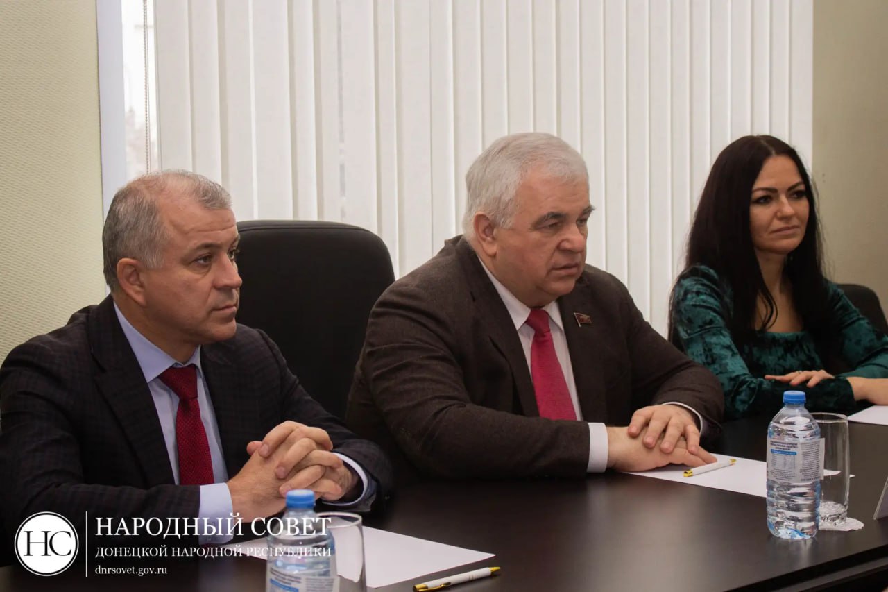 Владимир Кузьмин провел встречу с делегацией КПРФ во главе с Казбеком Тайсаевым, на которой обсудили поддержку, которую партия оказывает Донбассу с 2014 года Владимир Кузьмин провел встречу с делегацией КПРФ во главе с Казбеком Тайсаевым, на которой обсудили поддержку, которую партия оказывает Донбассу с 2014 года