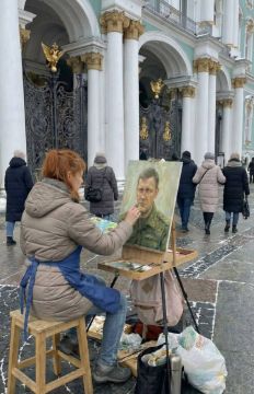 В Питере, на Дворцовой площади, заметили художницу, которая написала портрет Захарченко