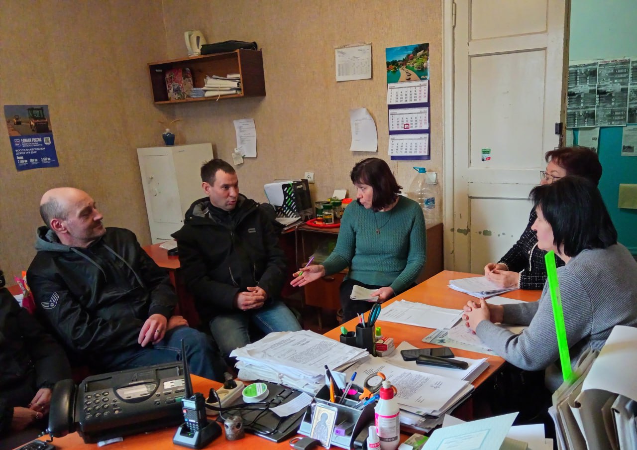 Михаил Меренков: Первый заместитель руководителя Управы Буденновского внутригородского района Администрации городского округа Донецк Елена Булавицкая совместно с депутатом Донецкого городского совета Ниной Логвиненко, в... Михаил Меренков: Первый заместитель руководителя Управы Буденновского внутригородского района Администрации городского округа Донецк Елена Булавицкая совместно с депутатом Донецкого городского совета Ниной Логвиненко, в...