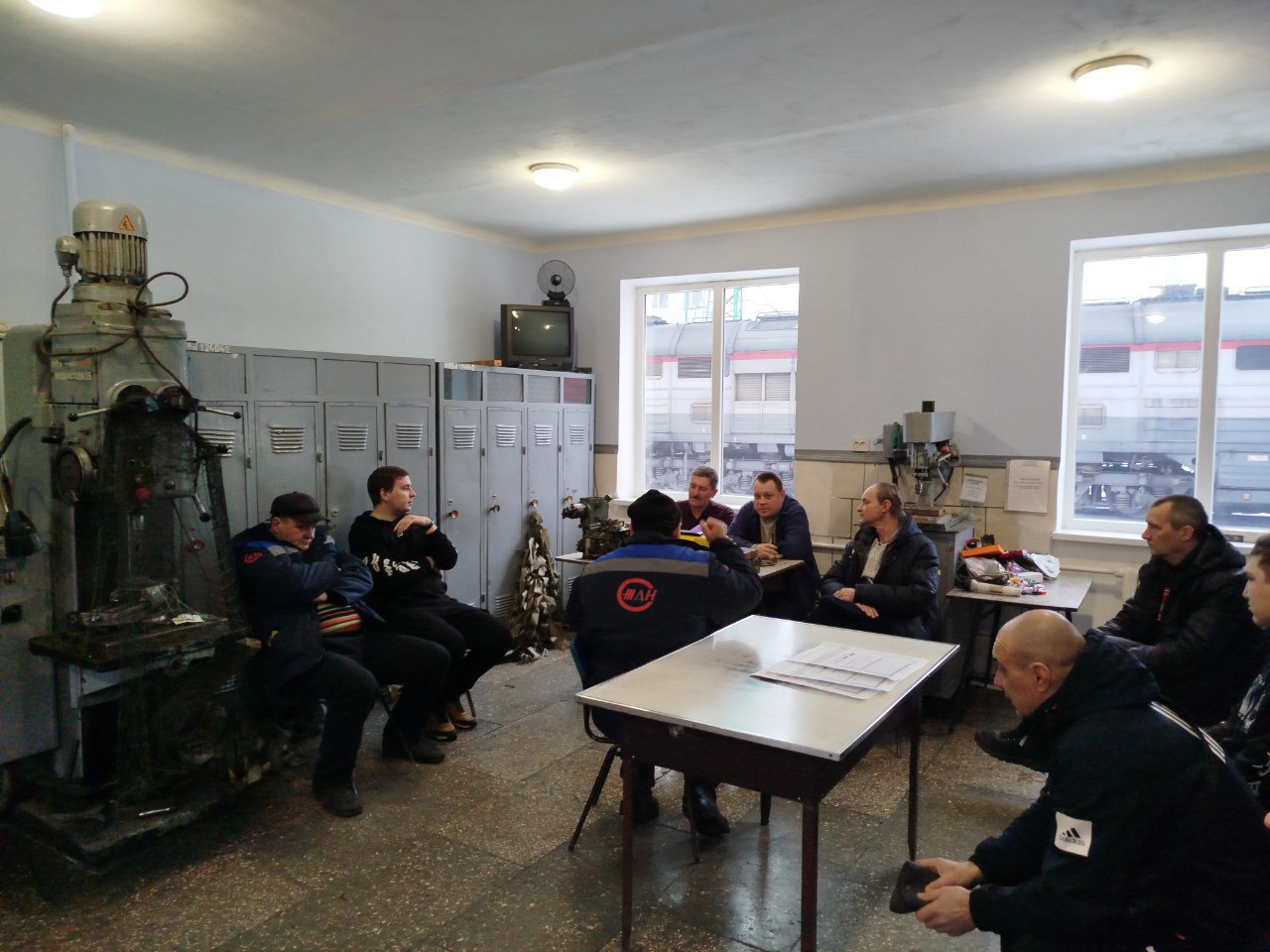 Депутат Дебальцевского городского совета Владимир Плехов провел встречу с трудовым коллективом восстановительного поезда в Дебальцево