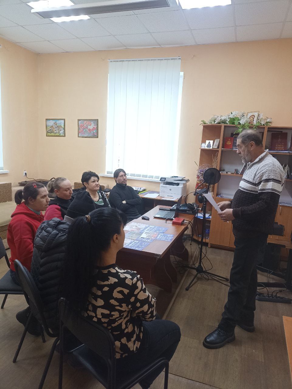 Сегодня начальник Староигнатьевского территориального отдела Администрации Тельмановского муниципального округа провел встречу с коллективом Староигнатьевского сельского дома культуры