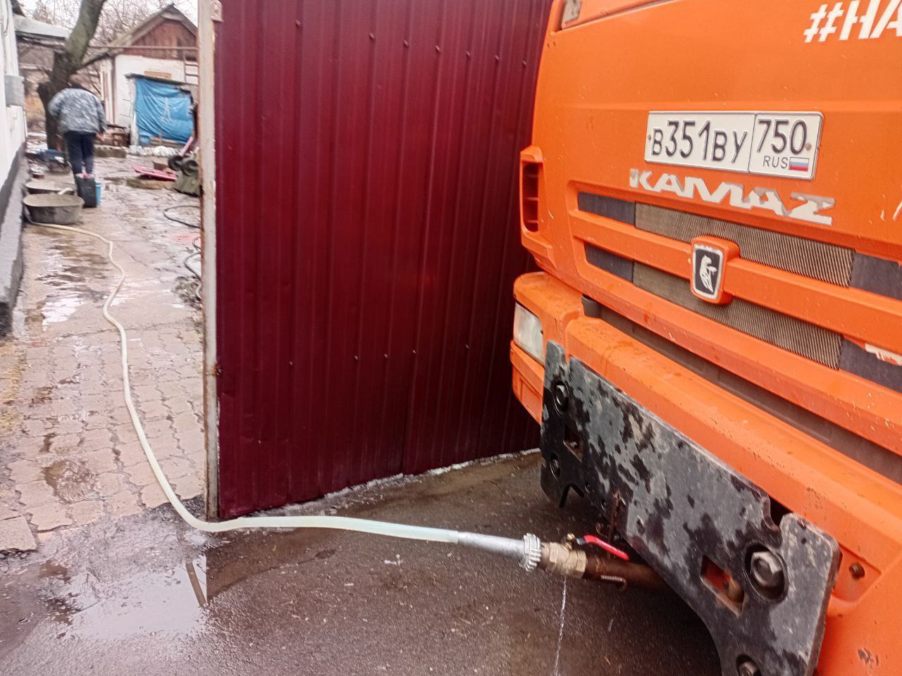 В Кировском внутригородском районе при поддержке региона-шефа Московская область продолжается подвоз воды для жителей домов, в которые в установленный графиком день не поступила вода В Кировском внутригородском районе при поддержке региона-шефа Московская область продолжается подвоз воды для жителей домов, в которые в установленный графиком день не поступила вода