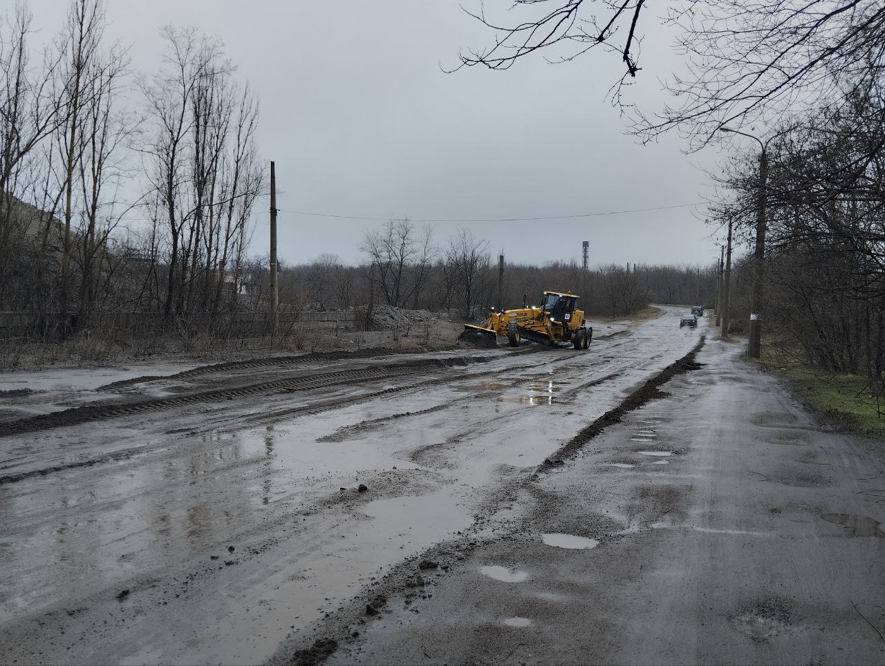 С целью улучшения условий для передвижения автотранспорта силами МУП АГМ «Перспектива» с помощью автогрейдера проведены работы по расчистке от наносов грунта и выравниванию дорожного полотна по ул. Трамвайной С целью улучшения условий для передвижения автотранспорта силами МУП АГМ «Перспектива» с помощью автогрейдера проведены работы по расчистке от наносов грунта и выравниванию дорожного полотна по ул. Трамвайной