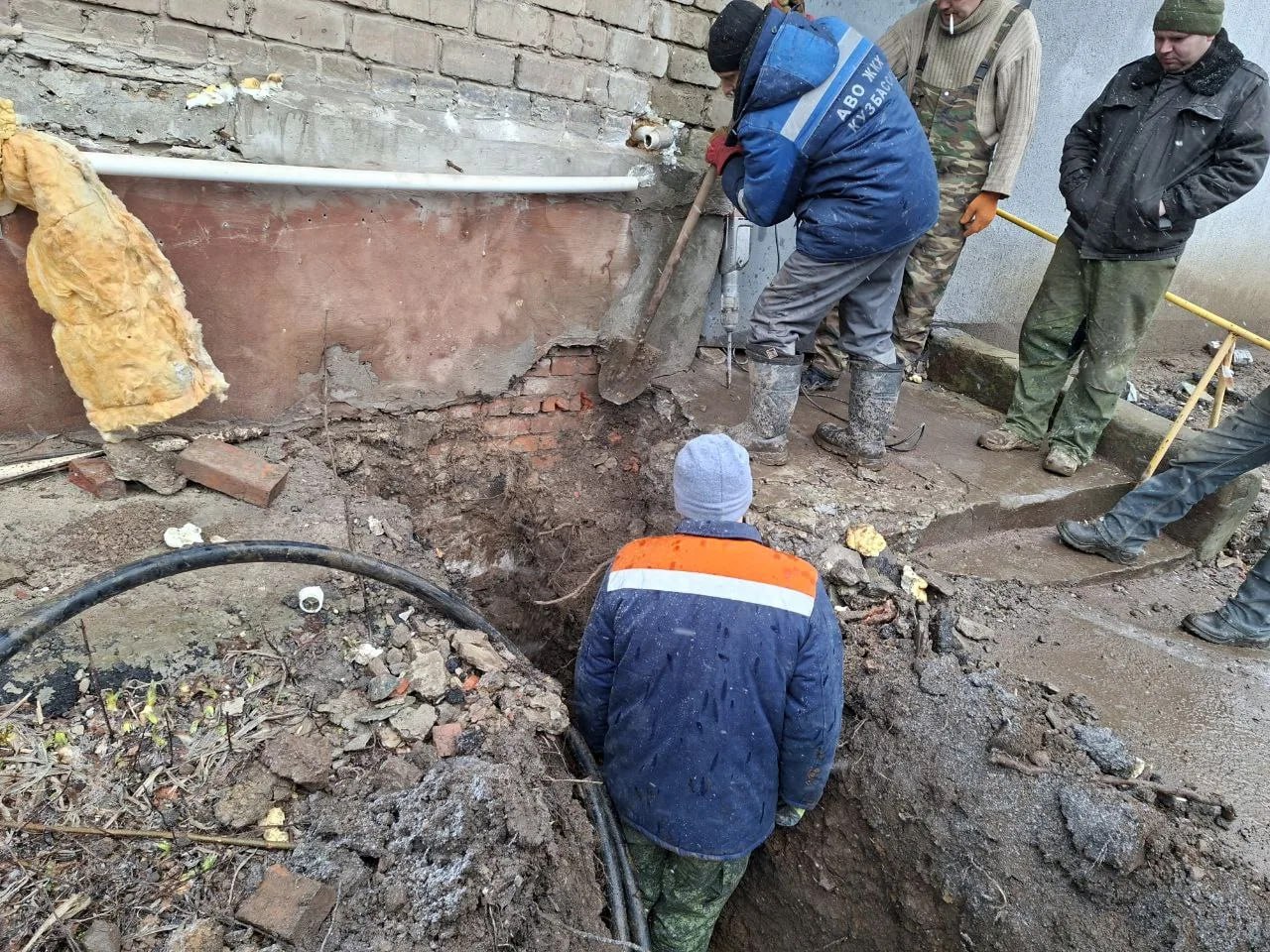 Кузбасские специалисты продолжают восстановительные работы на объектах водоснабжения в Горловке Кузбасские специалисты продолжают восстановительные работы на объектах водоснабжения в Горловке