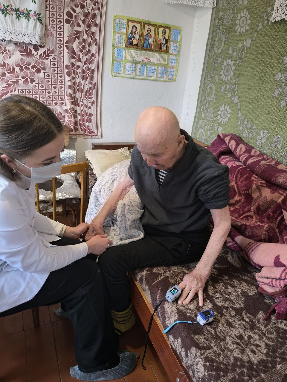 Медработники Тельмановской больницы помогают маломобильным гражданам Медработники Тельмановской больницы помогают маломобильным гражданам