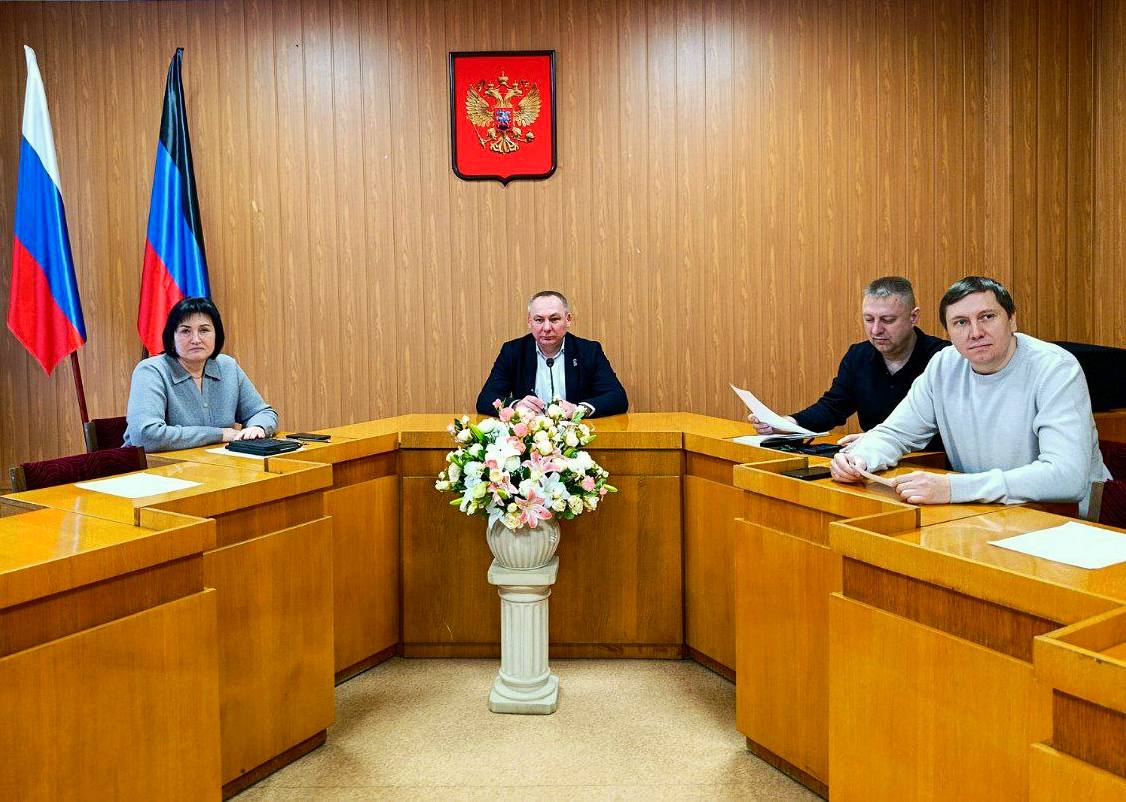 Михаил Меренков: Сегодня провел аппаратное совещание с руководителями структурных подразделений, представителями предприятий и учреждений района