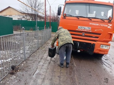 В Кировском внутригородском районе при поддержке региона-шефа Московская область продолжается подвоз воды для жителей домов, в которые в установленный графиком день не поступила вода