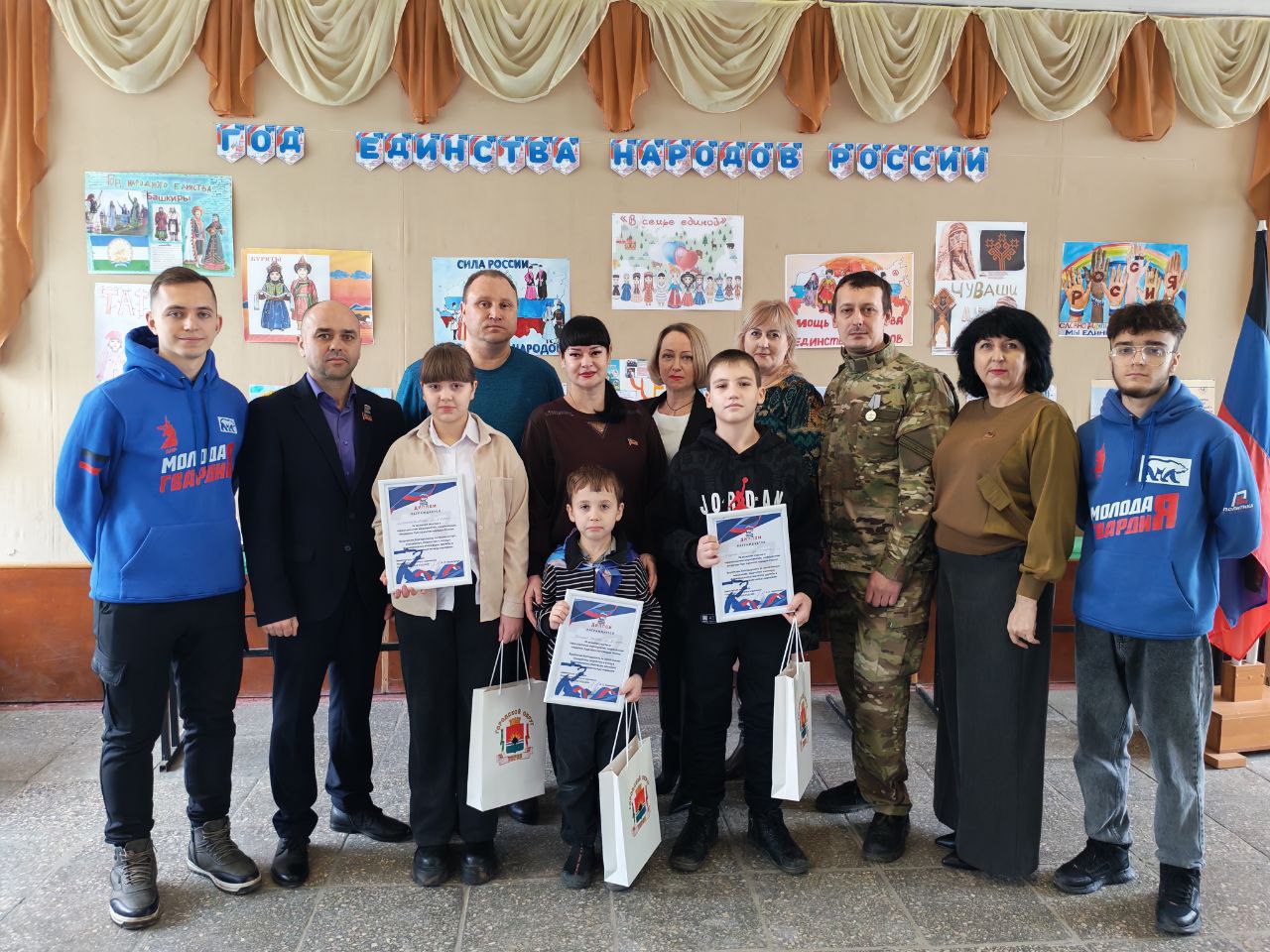 "Символы единства". В рамках открытия Года народного единства Председатель Торезского городского совета Александр Казмерчук совместно с депутатами фракции "Единая Россия" и активистами "Молодой Гвардии Единой России"... "Символы единства". В рамках открытия Года народного единства Председатель Торезского городского совета Александр Казмерчук совместно с депутатами фракции "Единая Россия" и активистами "Молодой Гвардии Единой России"...