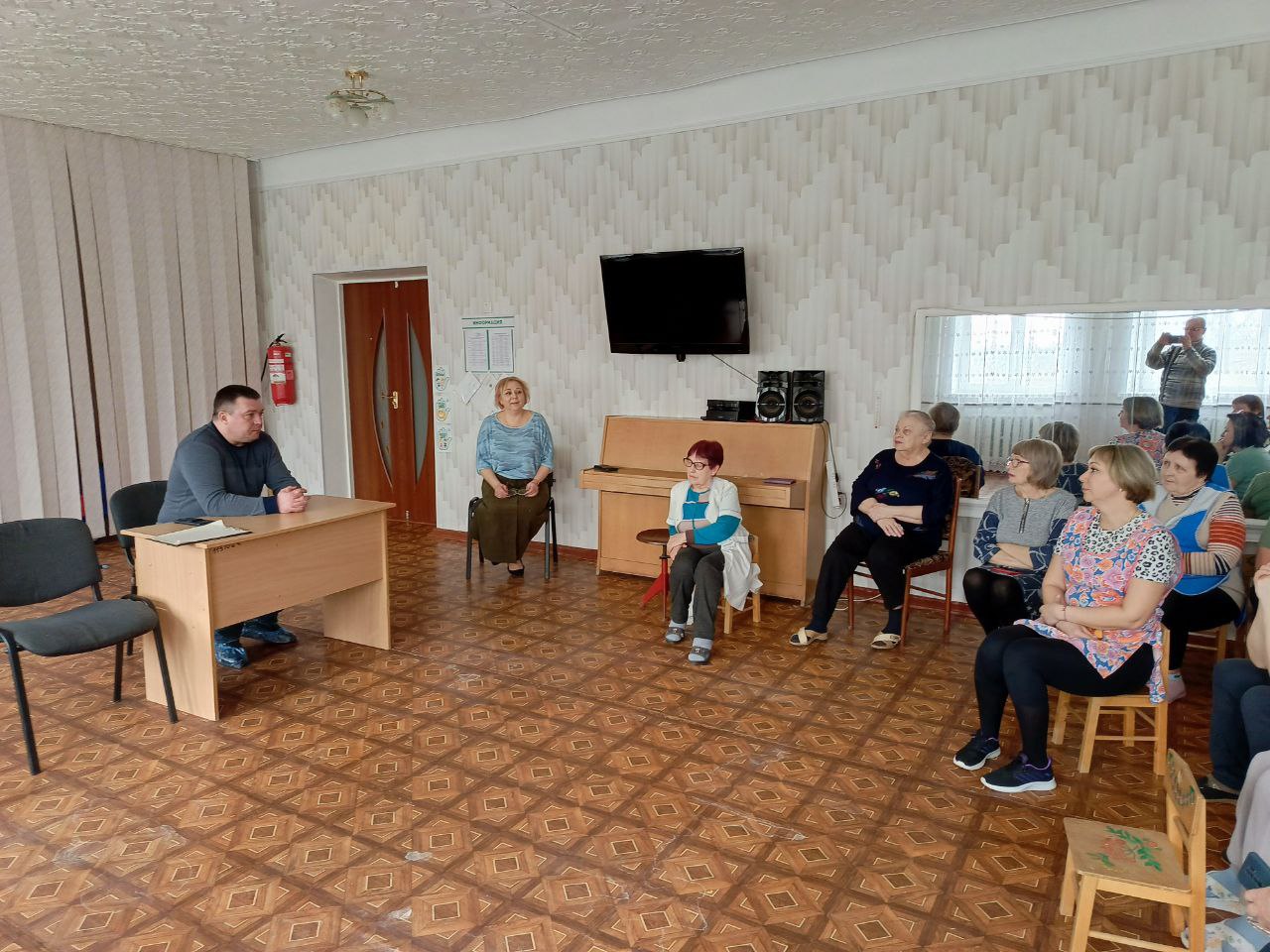 Заместитель главы муниципального образования городского округа Харцызск Виталий Легчилин провели встречу с трудовым коллективом ГБДОУ «Детский сад № 20 г.о. Харцызск»