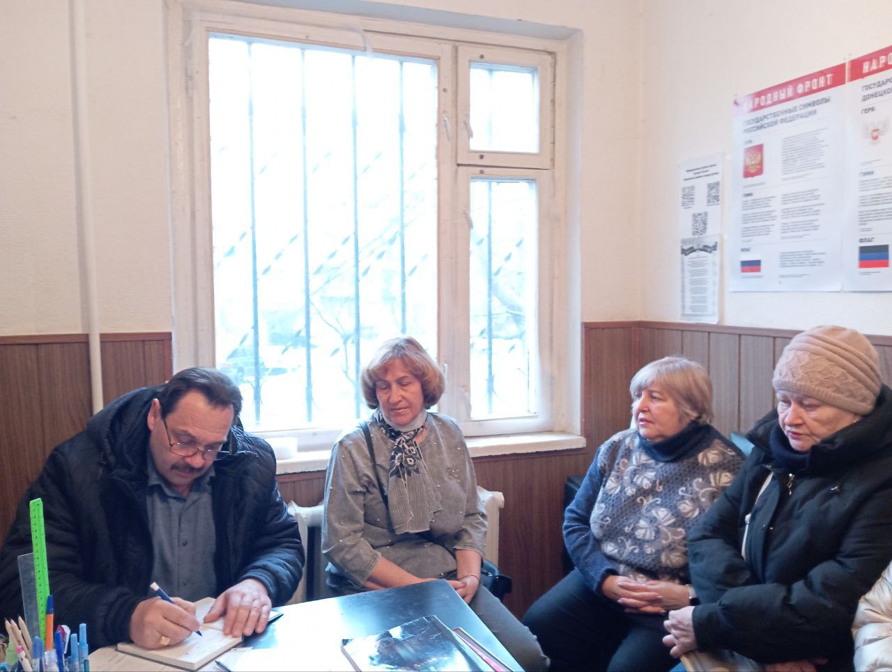 Сегодня, 25 февраля 2026 года, по поручению Главы Республики Дениса Пушилина, заместитель руководителя Управы Александр Дёмин провел встречу с жителями по адресу: ул. Терешковой, 31 Сегодня, 25 февраля 2026 года, по поручению Главы Республики Дениса Пушилина, заместитель руководителя Управы Александр Дёмин провел встречу с жителями по адресу: ул. Терешковой, 31