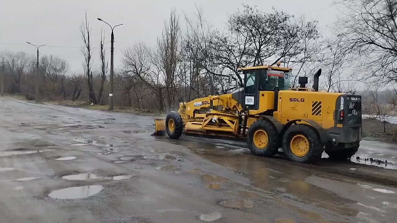 С целью улучшения условий для передвижения автотранспорта силами МУП АГМ «Перспектива» с помощью автогрейдера проведены работы по расчистке от наносов грунта и выравниванию дорожного полотна по ул. Трамвайной