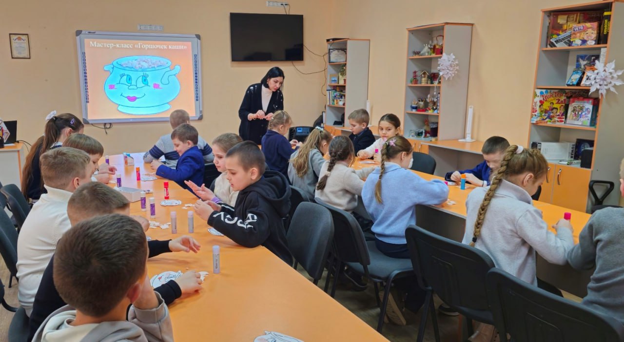 *** Молодёжный отдел МБУ «Мироновский поселковый ДК» провёл для учащихся мастер-класс «Горшочек каши», во время которого закрепили виды каш и какие из них готовят в горшочке