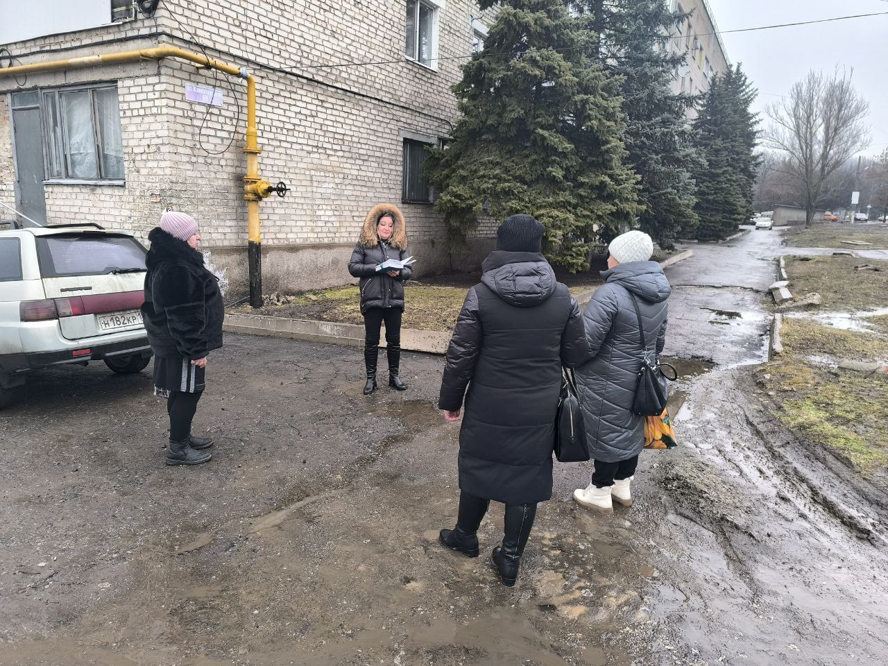 По поручению Главы ДНР Дениса Пушилина под эгидой Единой России проводятся встречи с населением для выявления проблемных вопросов на подведомственной территории По поручению Главы ДНР Дениса Пушилина под эгидой Единой России проводятся встречи с населением для выявления проблемных вопросов на подведомственной территории