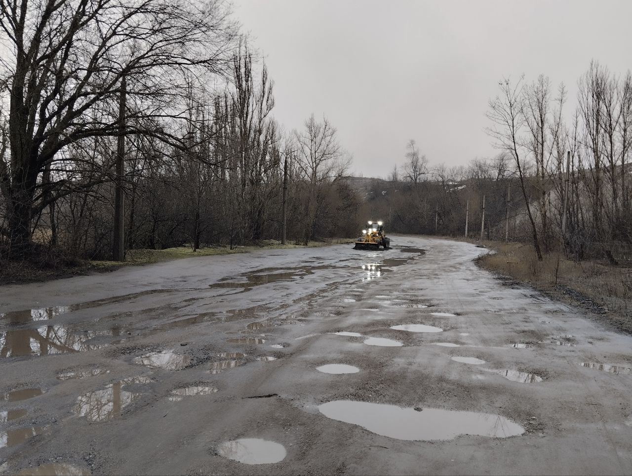 С целью улучшения условий для передвижения автотранспорта силами МУП АГМ «Перспектива» с помощью автогрейдера проведены работы по расчистке от наносов грунта и выравниванию дорожного полотна по ул. Трамвайной С целью улучшения условий для передвижения автотранспорта силами МУП АГМ «Перспектива» с помощью автогрейдера проведены работы по расчистке от наносов грунта и выравниванию дорожного полотна по ул. Трамвайной