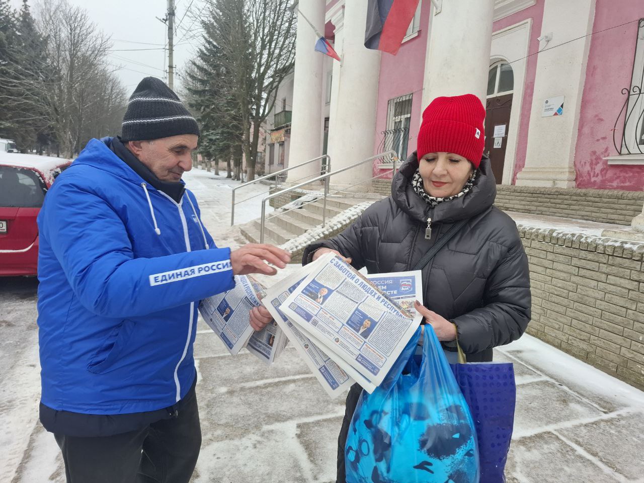 В пгт Мироновский раздают специальный выпуск газеты «Донецкая Республика» под названием «Возрождаем Донбасс вместе» В пгт Мироновский раздают специальный выпуск газеты «Донецкая Республика» под названием «Возрождаем Донбасс вместе»