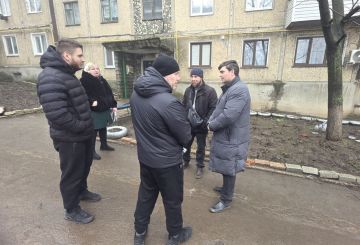 25 февраля Глава муниципального образования городской округ Торез Артем Чесноков провел встречу с населением по адресу: ул.50 лет СССР, д.14