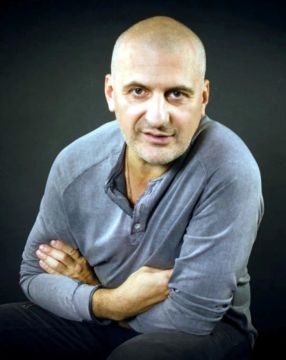 “Реакции разные”: режиссер рассказал, есть ли будущее у проекта “Предупреждение” на мариупольской сцене