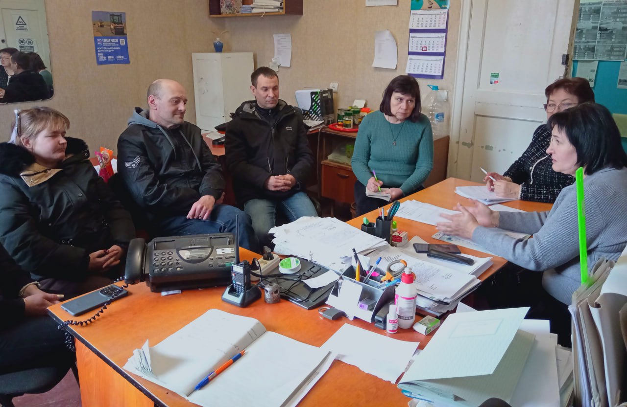 Михаил Меренков: Первый заместитель руководителя Управы Буденновского внутригородского района Администрации городского округа Донецк Елена Булавицкая совместно с депутатом Донецкого городского совета Ниной Логвиненко, в... Михаил Меренков: Первый заместитель руководителя Управы Буденновского внутригородского района Администрации городского округа Донецк Елена Булавицкая совместно с депутатом Донецкого городского совета Ниной Логвиненко, в...