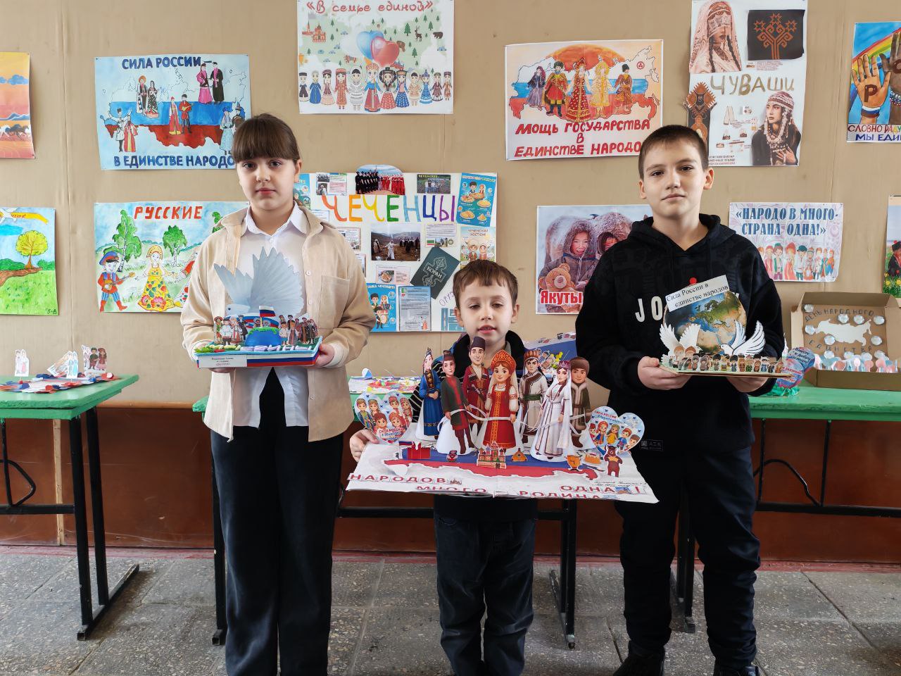 "Символы единства". В рамках открытия Года народного единства Председатель Торезского городского совета Александр Казмерчук совместно с депутатами фракции "Единая Россия" и активистами "Молодой Гвардии Единой России"... "Символы единства". В рамках открытия Года народного единства Председатель Торезского городского совета Александр Казмерчук совместно с депутатами фракции "Единая Россия" и активистами "Молодой Гвардии Единой России"...