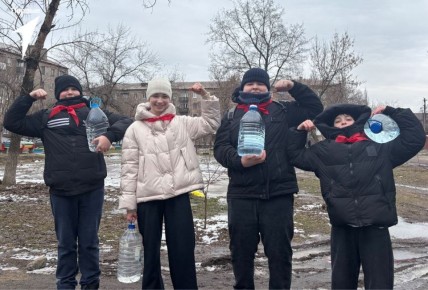 Доставка добра. Волонтёрские отряды первичных отделений продолжают помогать пожилым людям Ребята регулярно доставляют воду тем, кому самим уже трудно справляться с бытовыми заботами #ДвижениеПервых #Первые_Енакиево...