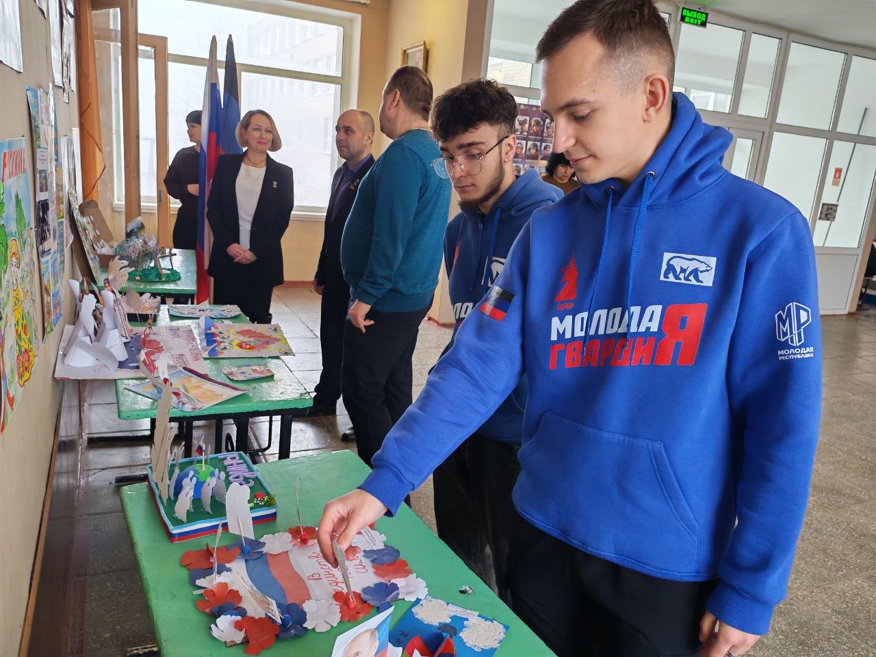 "Символы единства". В рамках открытия Года народного единства Председатель Торезского городского совета Александр Казмерчук совместно с депутатами фракции "Единая Россия" и активистами "Молодой Гвардии Единой России"... "Символы единства". В рамках открытия Года народного единства Председатель Торезского городского совета Александр Казмерчук совместно с депутатами фракции "Единая Россия" и активистами "Молодой Гвардии Единой России"...